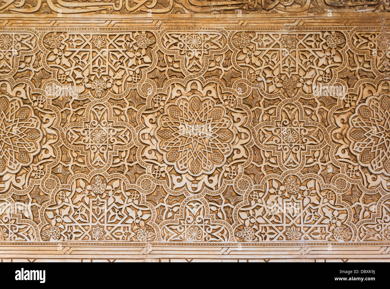 Details der Wand Arabesken in den Patio de Los Leones, Alhambra, Granada, Spanien. Stockfoto