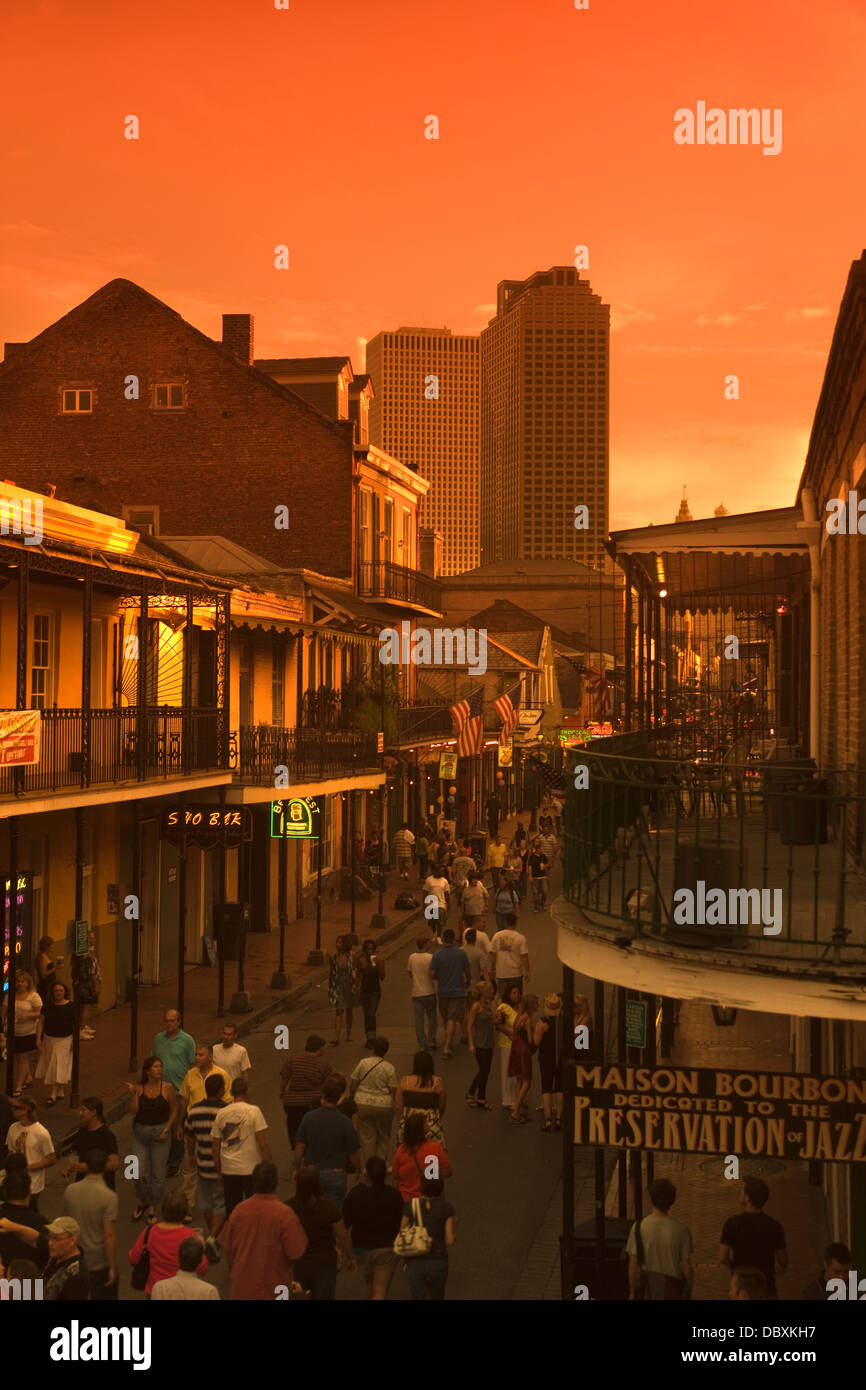 BOURBON STREET FRANZÖSISCHE VIERTEL DOWNTOWN NEW ORLEANS LOUISIANA USA Stockfoto