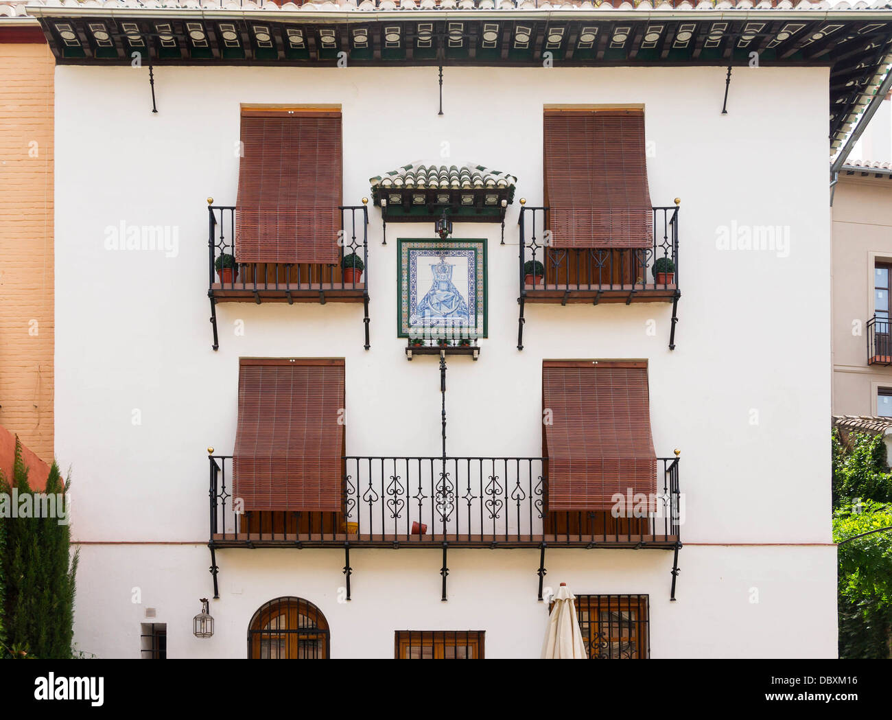Eine typische Fassade mit einer Darstellung der "Virgen de Las Angustias", Schutzpatron der Stadt, Granada, Spanien. Stockfoto