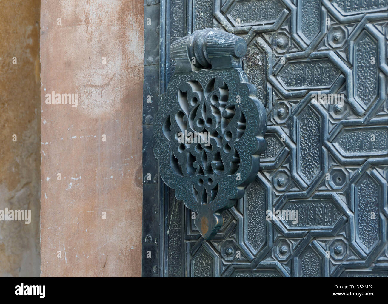 Eine Tür-Klopfer (Restaurierung 1985) der "Puerta del Perdon", aus der Kathedrale von Sevilla, Spanien. Stockfoto