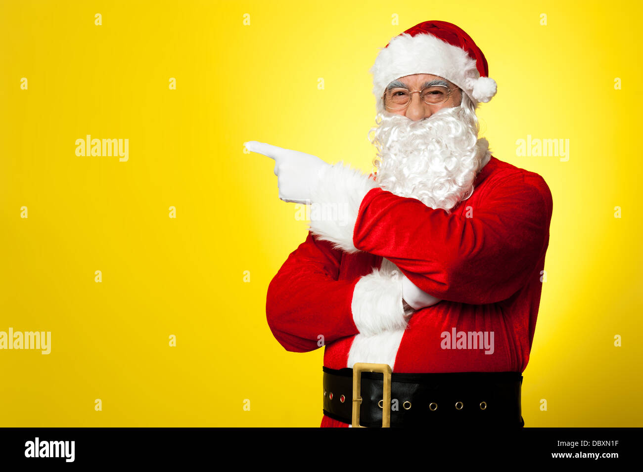 Kris Kringle deutete in Richtung der Kopie-Space-Bereich Stockfoto