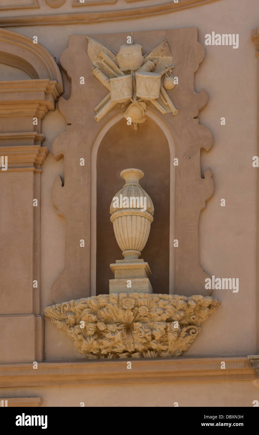 Eine dekorative Urne in einer Nische rechts des Eingangs des Palacio de Bibataubin, Granada, Spanien Stockfoto