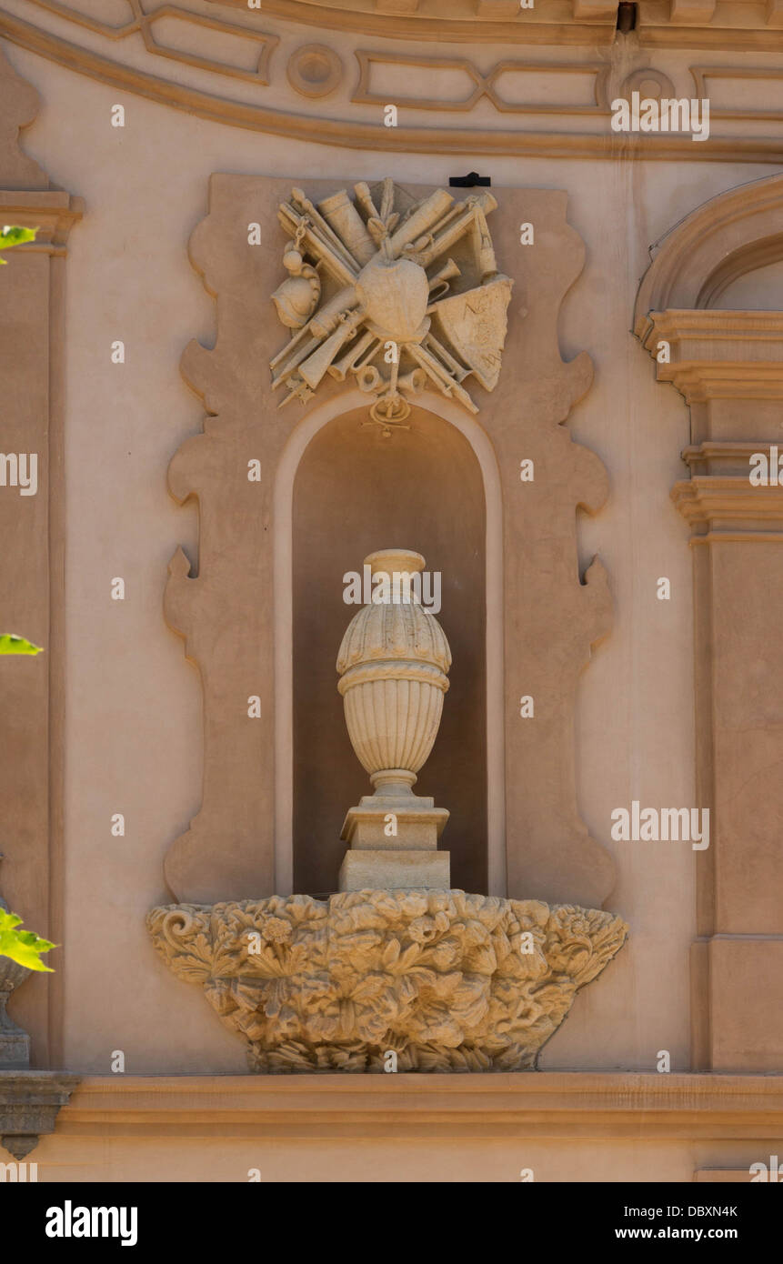 Eine dekorative Urne in einer Nische links vom Eingang des Palacio de Bibataubin, Granada, Spanien. Stockfoto