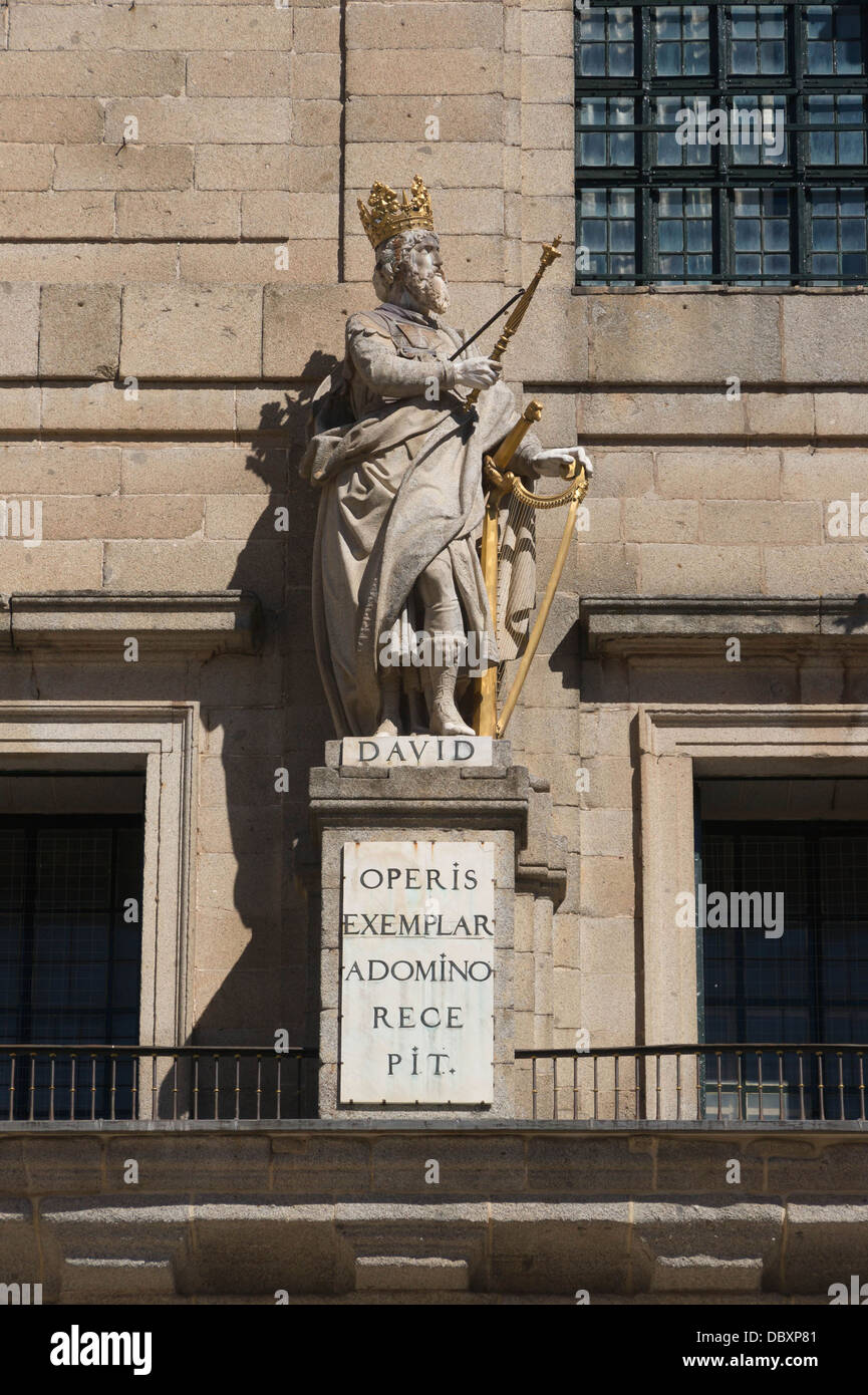 Statue von König David, von Juan Bautista Monegro, an der Fassade der Kirche des Klosters San Lorenzo del Escorial, Spanien. Stockfoto