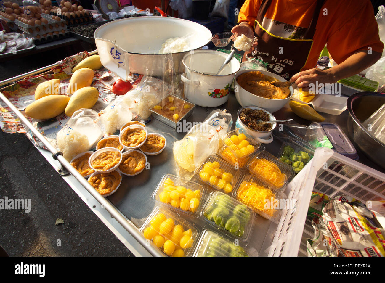 Dessert-Shop in frischem Rohstoff Straßenmarkt in der Provinz Nakornratchasima, Thailand Stockfoto