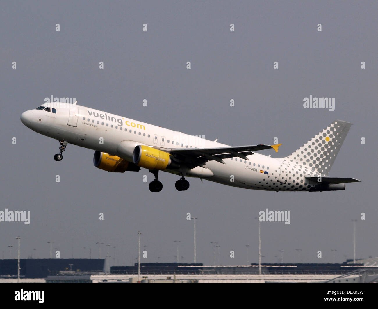 EC-JGW, ein Vueling Airbus A320-200, auf einem Flugbetrieb am 14. Juli 2013 im Rahmen der europäischen Fluggesellschaften von Vueling. Stockfoto