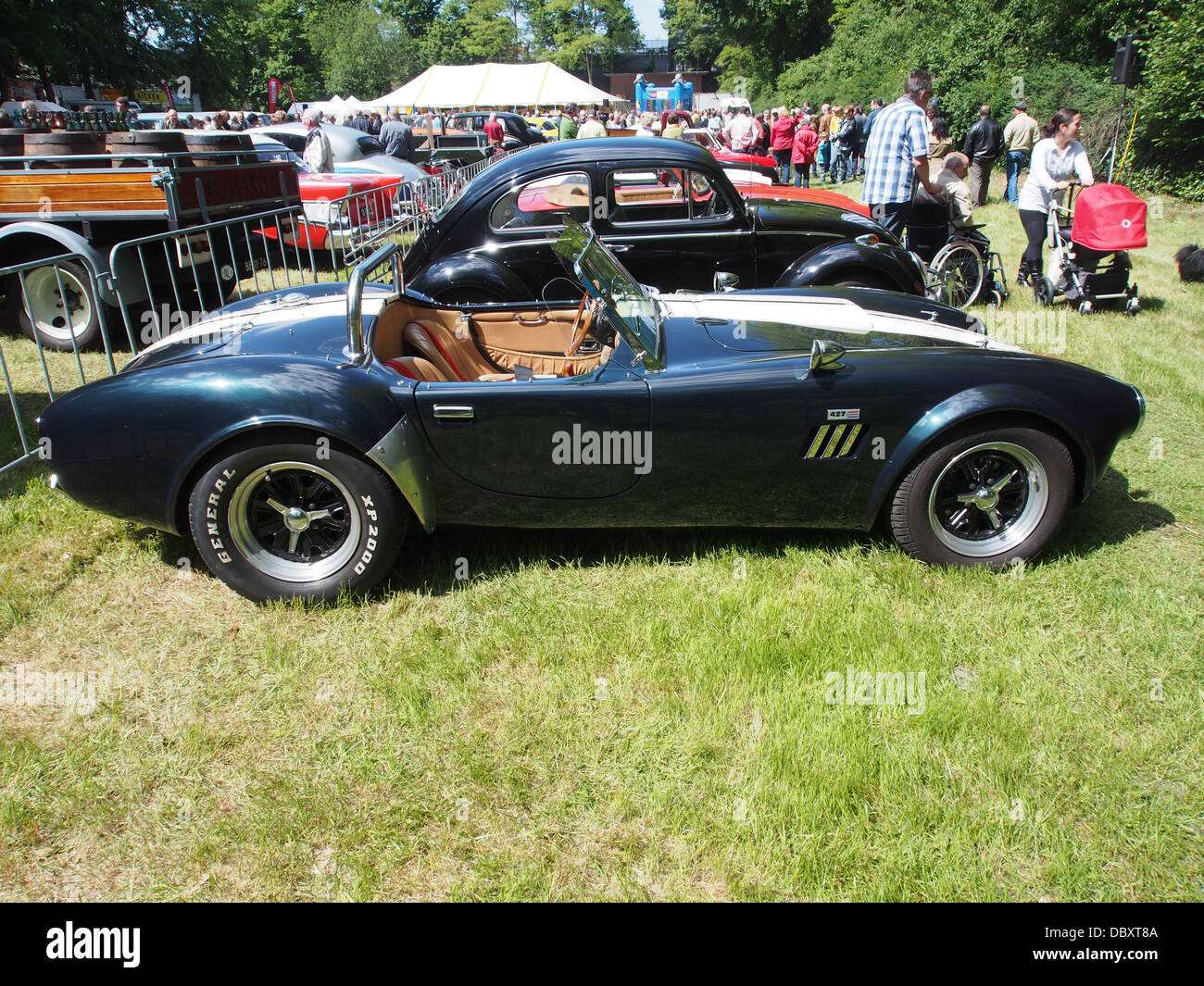 Der Ford Cobra 427 ist ein Hochleistungs-Sportwagen, der für seinen kraftvollen Motor und sein unverwechselbares Design bekannt ist. In den 1960er Jahren wurde es zu einer Ikone der amerikanischen Muscle Cars, die für ihre Geschwindigkeit und Leistung gefeiert wurden. Stockfoto