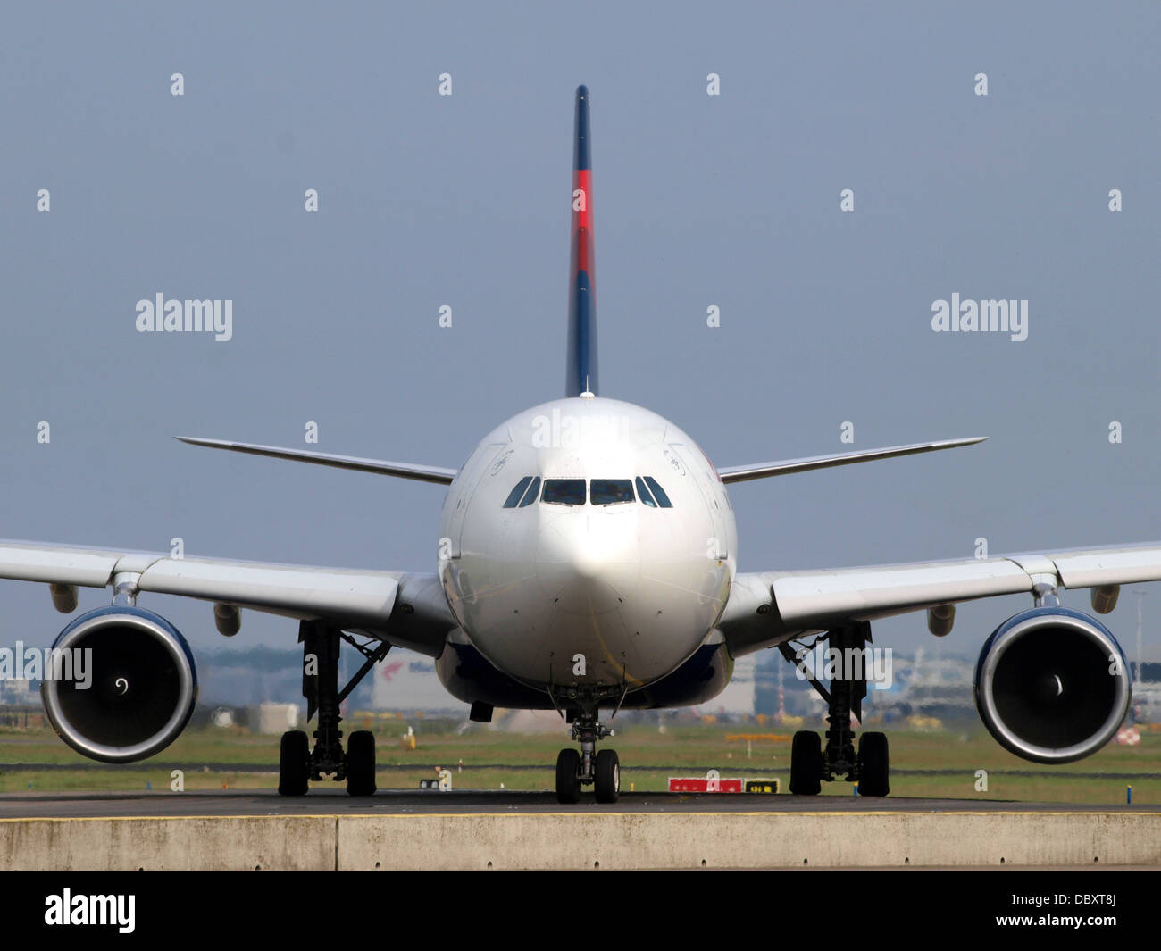N812NW Delta Air Linien Airbus A330-323 X - Cn 784 Rollen @ Schiphol am 13. Juli 2013-001 Stockfoto
