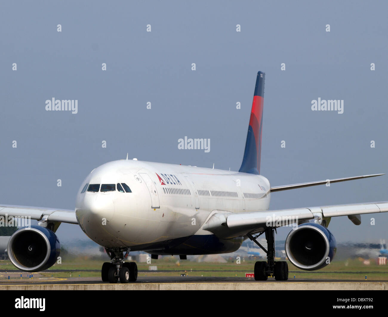 N812NW Delta Air Linien Airbus A330-323 X - Cn 784 Rollen @ Schiphol am 13. Juli 2013-002 Stockfoto