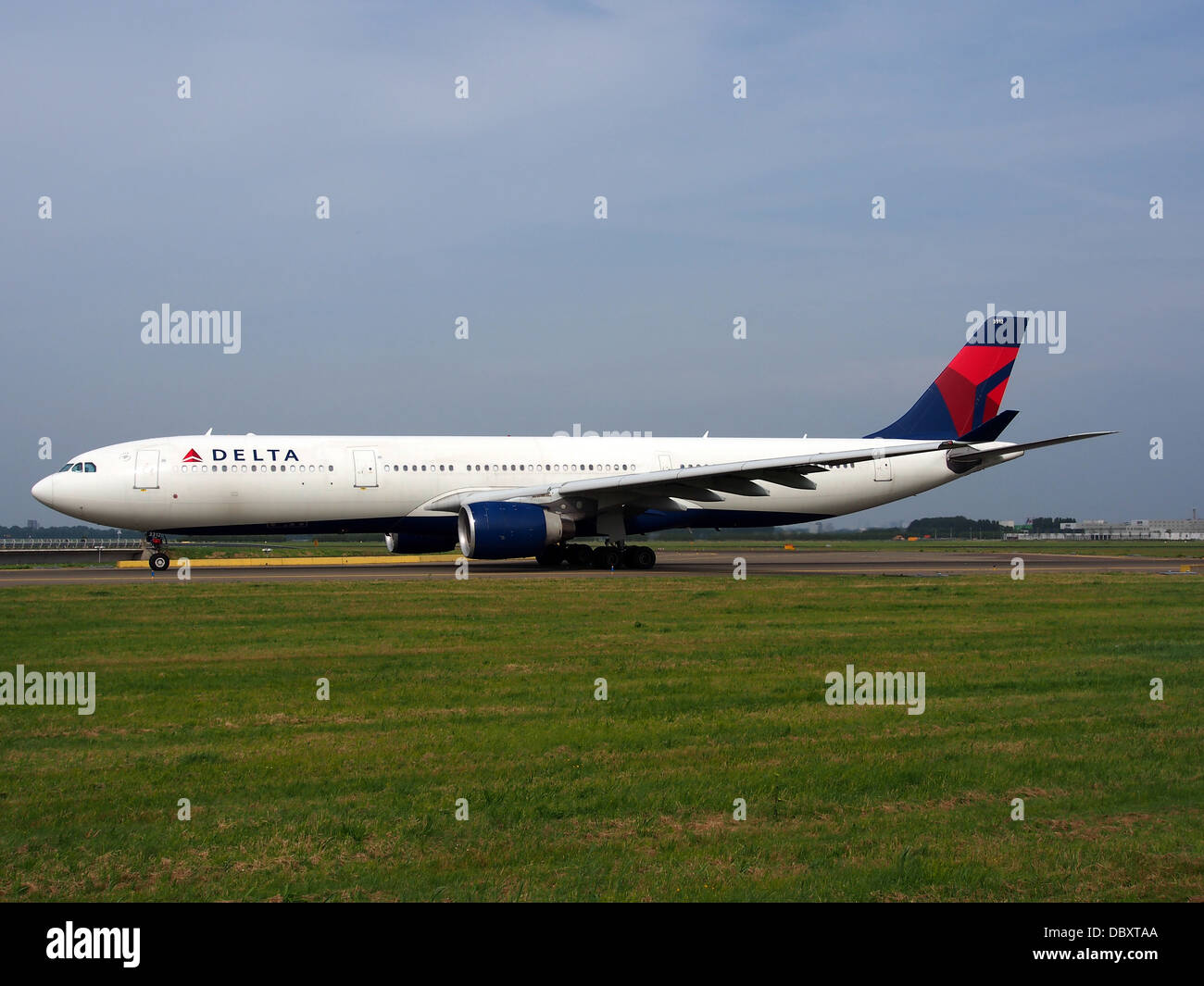 N812NW Delta Air Linien Airbus A330-323 X - Cn 784 Rollen @ Schiphol am 13. Juli 2013-005 Stockfoto