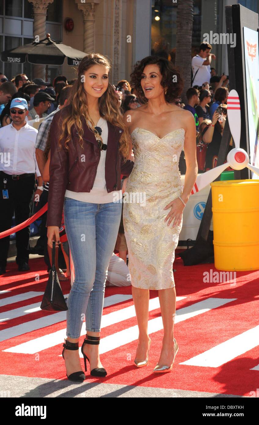 Los Angeles, CA. 5. August 2013. Teri Hatcher, Emerson Tenney im Ankunftsbereich für Flugzeuge Premiere, El Capitan Theatre, Los Angeles, CA 5. August 2013. © Elisabeth Goodenough/Everett Collection/Alamy Live-Nachrichten Stockfoto