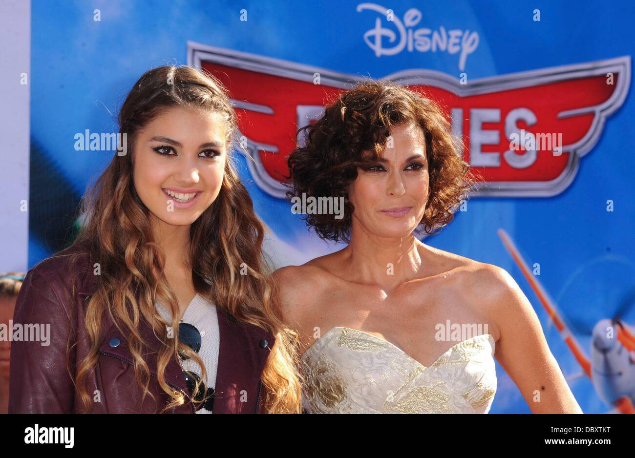 Los Angeles, CA. 5. August 2013. Teri Hatcher, Emerson Tenney im Ankunftsbereich für Flugzeuge Premiere, El Capitan Theatre, Los Angeles, CA 5. August 2013. © Elisabeth Goodenough/Everett Collection/Alamy Live-Nachrichten Stockfoto