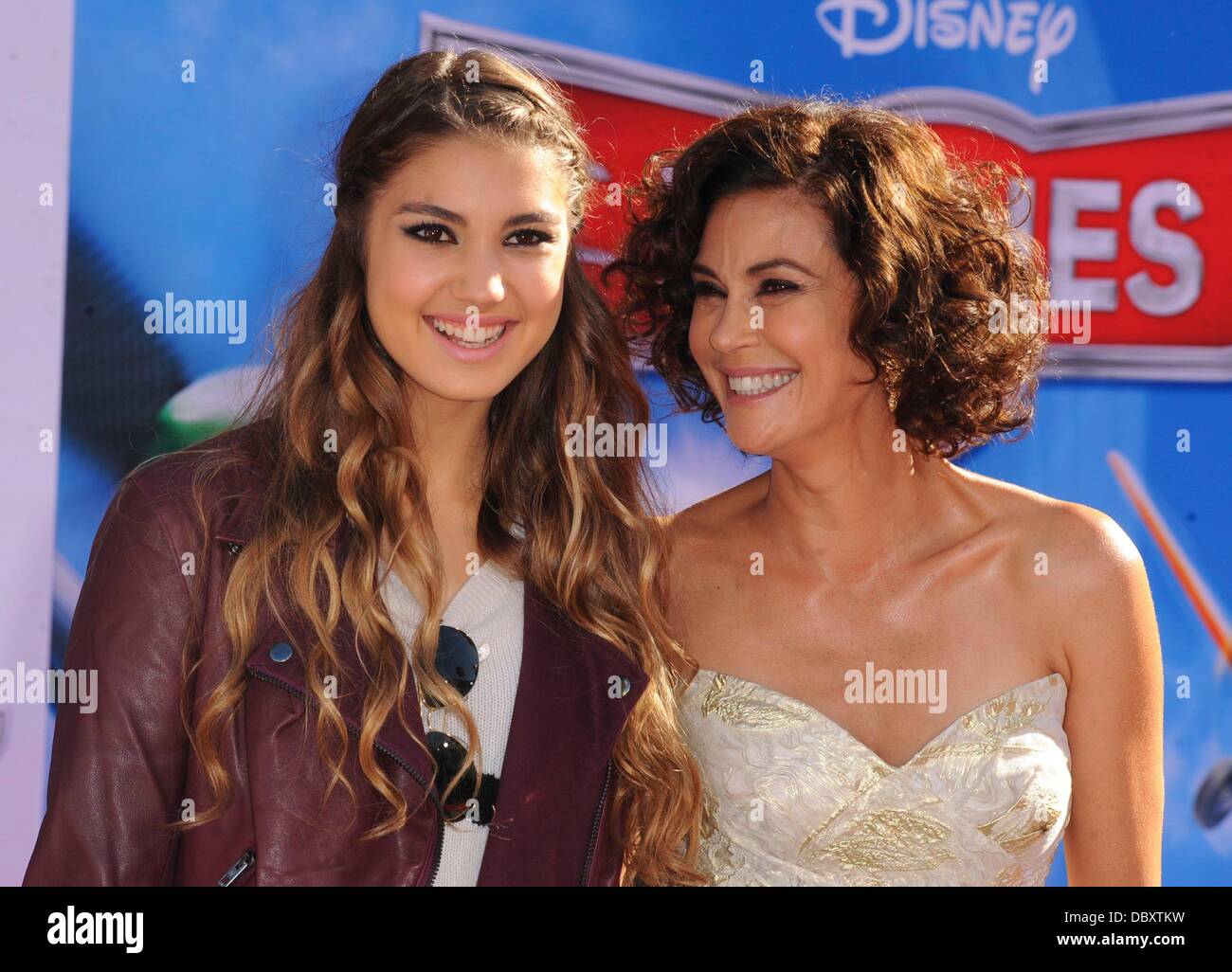 Los Angeles, CA. 5. August 2013. Teri Hatcher, Emerson Tenney im Ankunftsbereich für Flugzeuge Premiere, El Capitan Theatre, Los Angeles, CA 5. August 2013. © Elisabeth Goodenough/Everett Collection/Alamy Live-Nachrichten Stockfoto