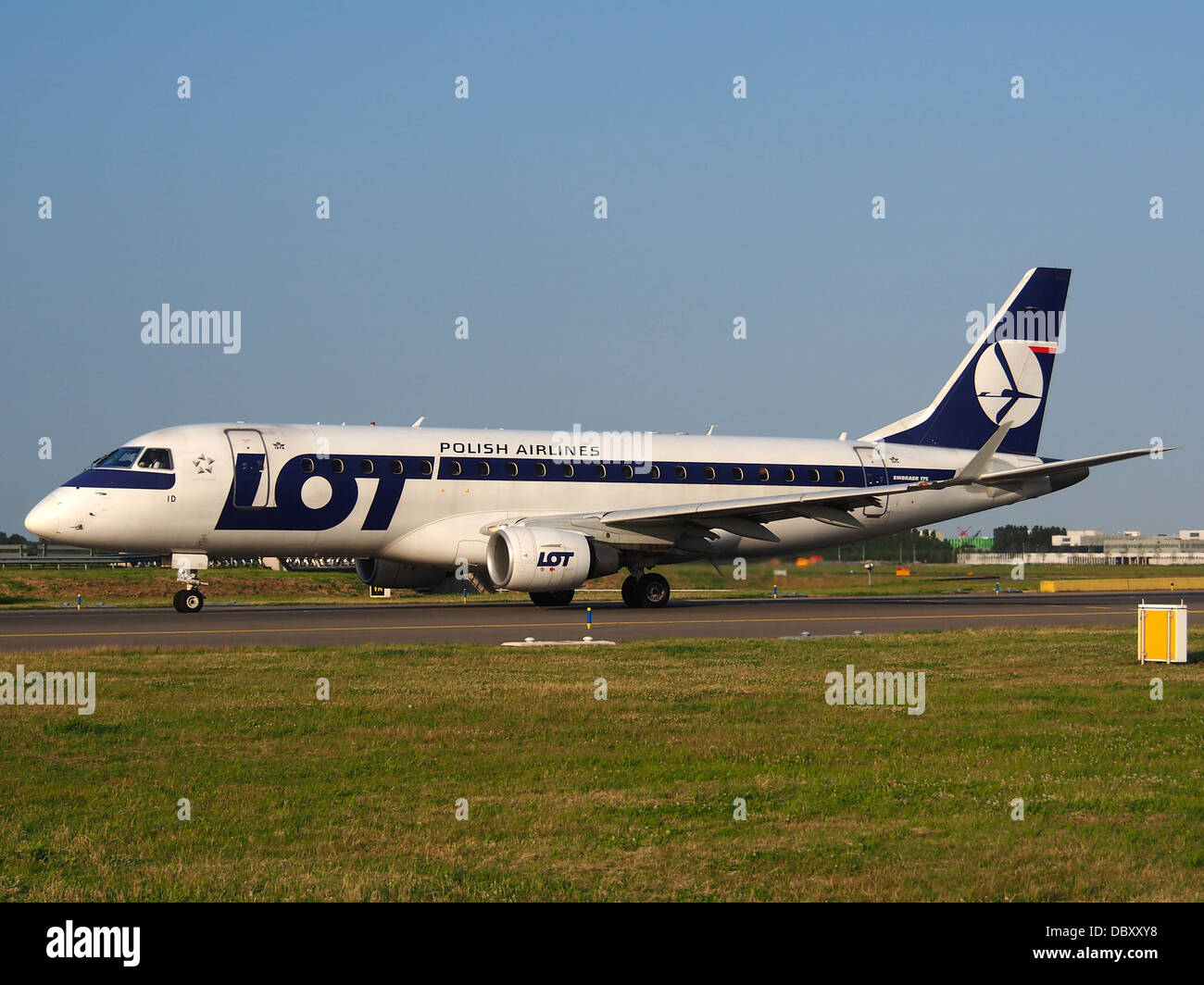 SP-Deckel LOT - polnische Airlines Embraer ERJ-175STD (ERJ-170-200) - Cn 17000136 09juli2013 Stockfoto