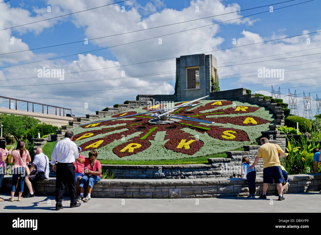 Besucher der Niagara-Region nicht mehr um zu sehen, die Blumenuhr, eine schöne Arbeit Zeitmesser aus Tausenden von gepflanzten Blumen gemacht. Stockfoto