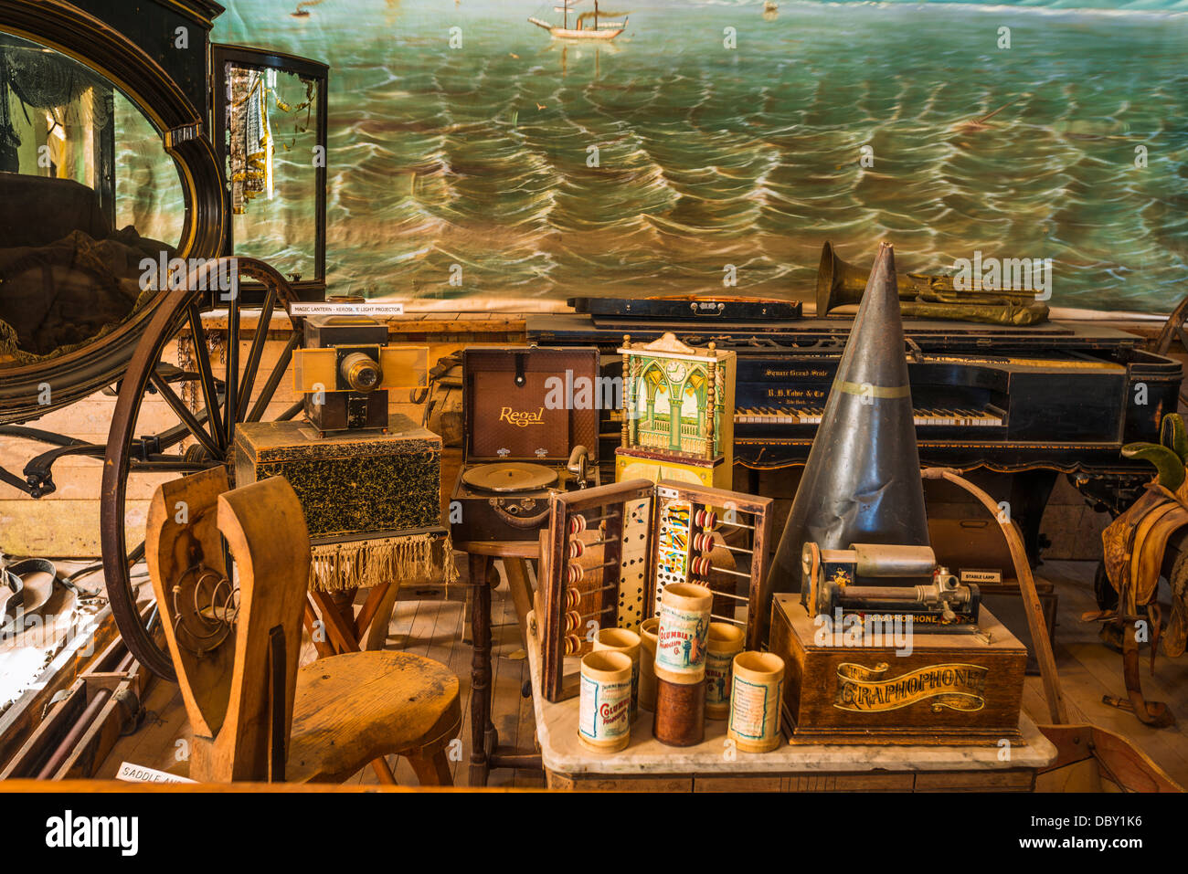 Historische Artefakte in des Bergmanns Union Hall, Bodie State Historic Park, Kalifornien USA Stockfoto