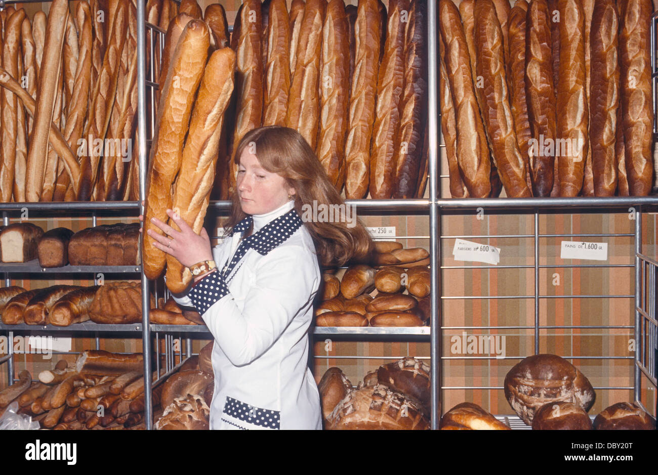 Hinter der Theke auf einer Boulangerie in den französischen Alpen. Eine Vielzahl von Brotwaren. Stockfoto