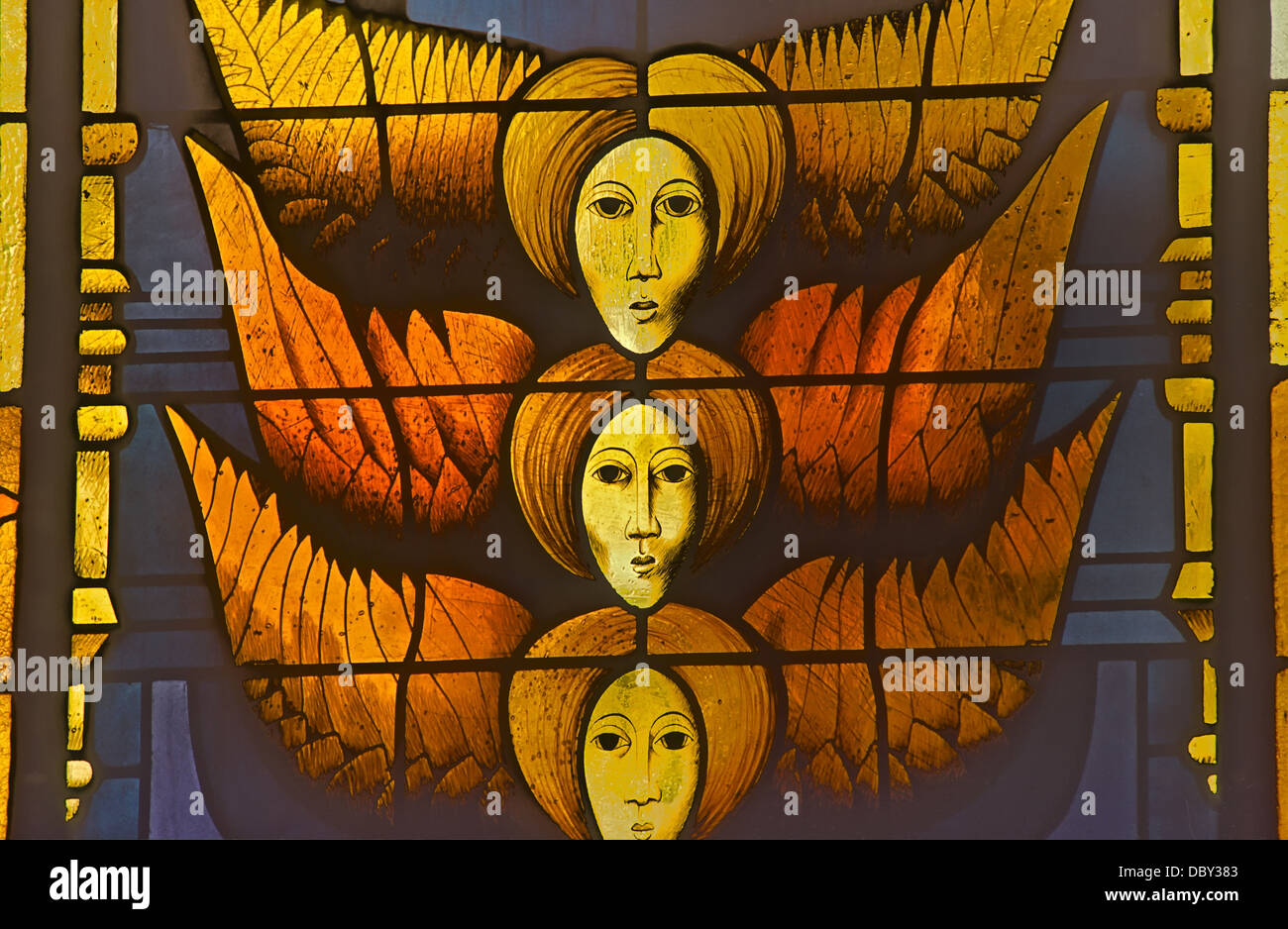 Sehr moderne Glasfenster in der Kirche des Heiligen Simon und Judas in Oberembt in Deutschland.es zeigt drei Engel. Stockfoto