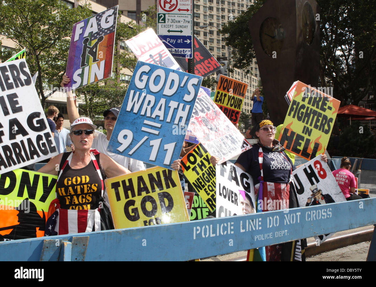 Atmosphäre-Mitglieder der Westboro Baptist Church Protest bei der New York Fashion Week. Organisatoren rekrutiert zusätzliches Sicherheitspersonal um sicherzustellen, dass die Westboro Demonstranten nicht, das Publikum in New York City, USA - 10.09.11 beleidigen Stockfoto