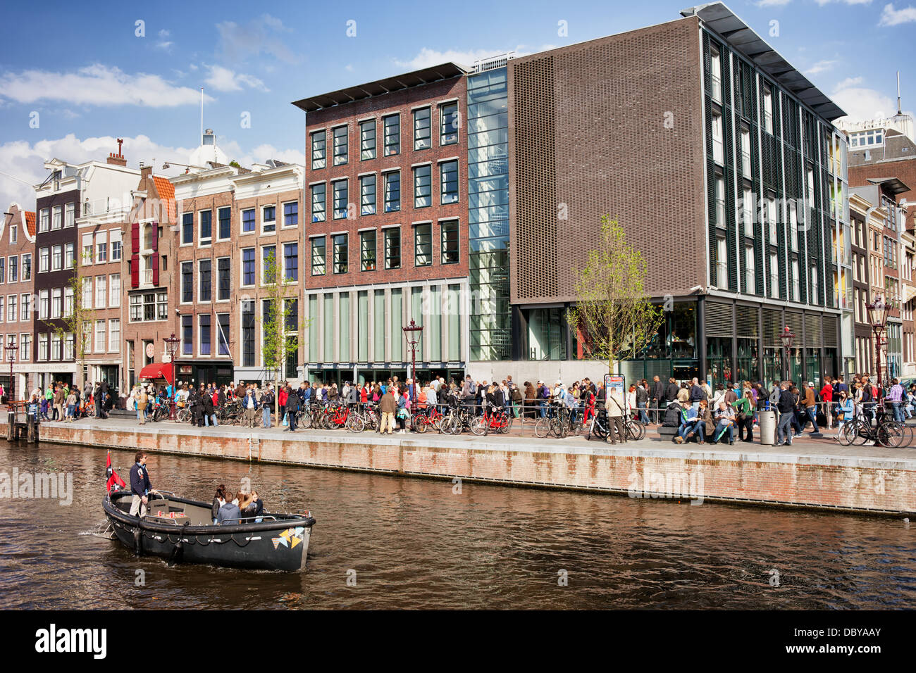 Menschen in der Schlange der Anne Frank House Museum, Prinsengracht Kanal, Holland, Niederlande. Stockfoto