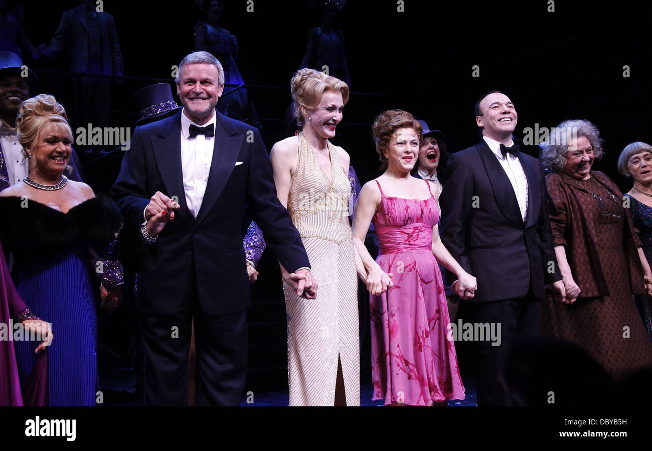Elaine Paige, Ron Raines, Jan Maxwell, Bernadette Peters, Danny Burstein, Jayne Houdyshell, Susan Watson und Besetzung Eröffnungsabend das Broadway-musical-Produktion "Follies" Marquis Theatre - Curtain Call New York City, USA - 12.09.11 Stockfoto