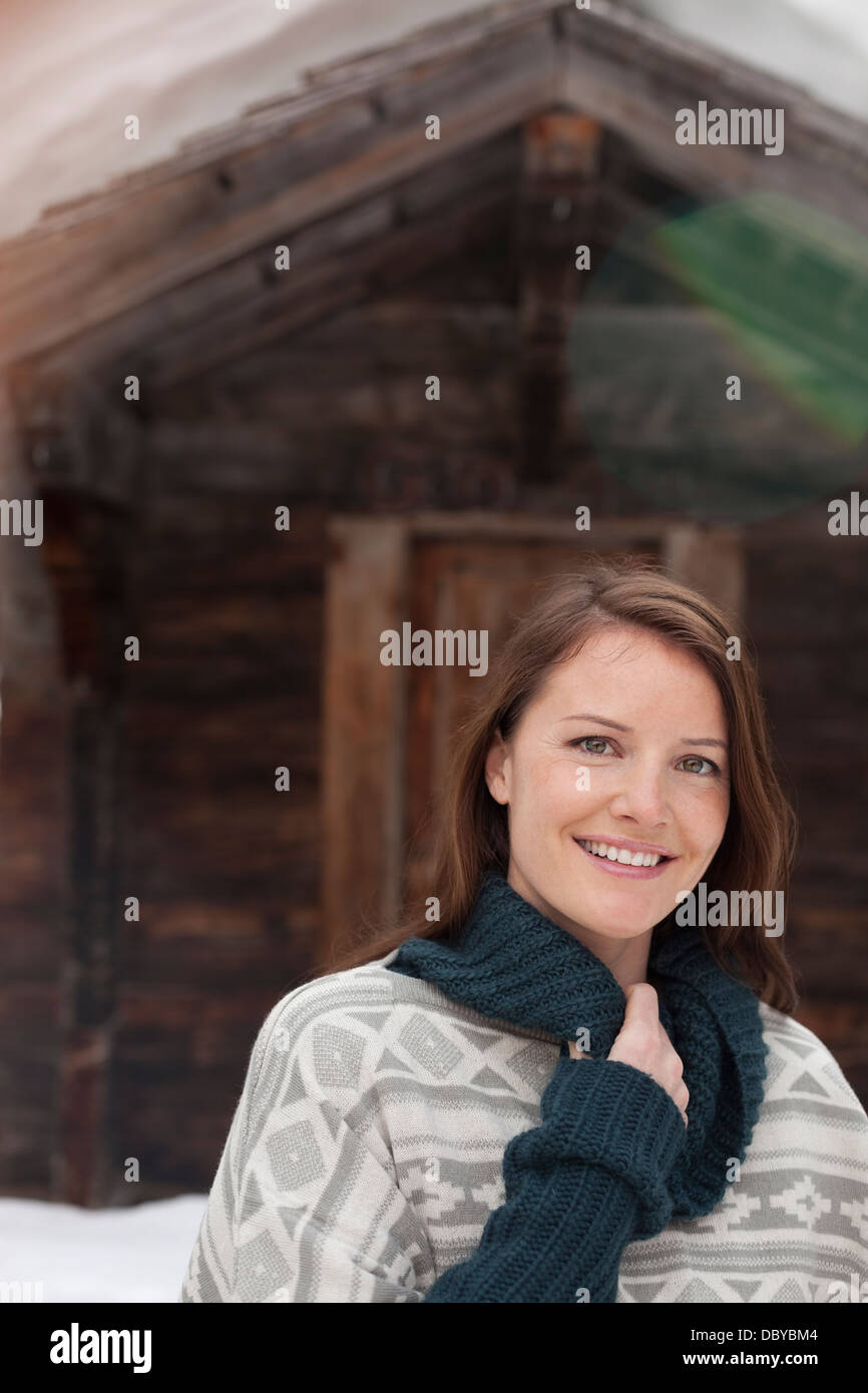Porträt der lächelnde Frau im Schnee Außenkabine Stockfoto