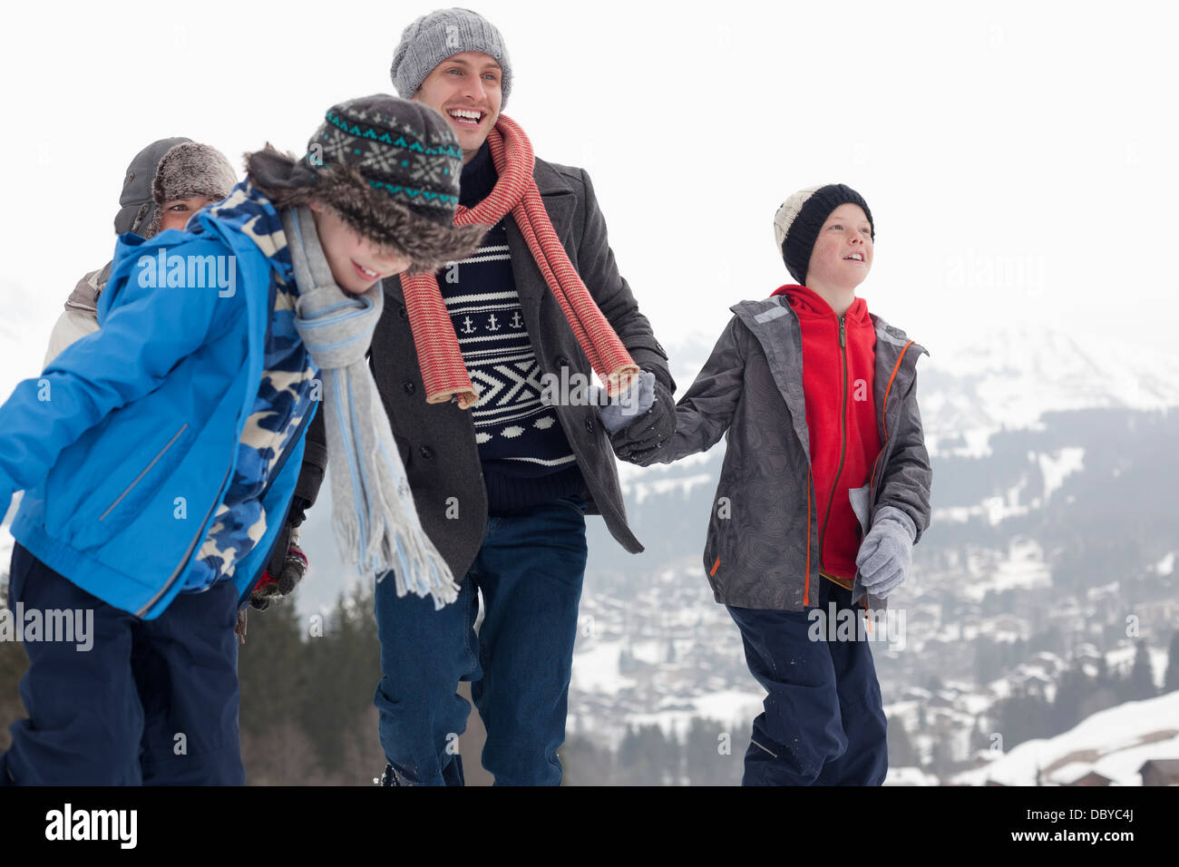 Glückliche Familie Wandern im Schnee Stockfoto