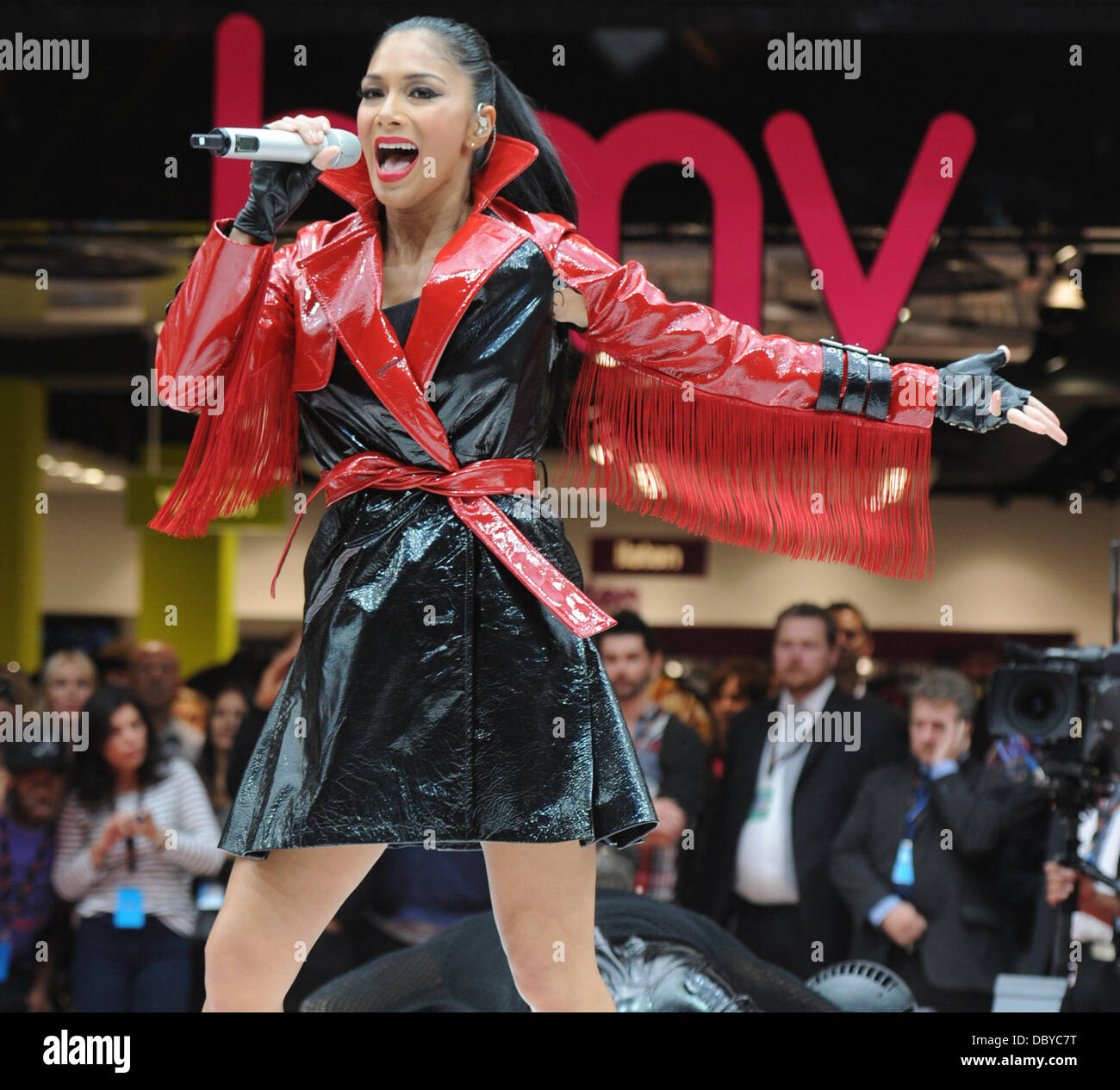 Nicole Scherzinger führt bei der Eröffnung des Westfield Stratford City