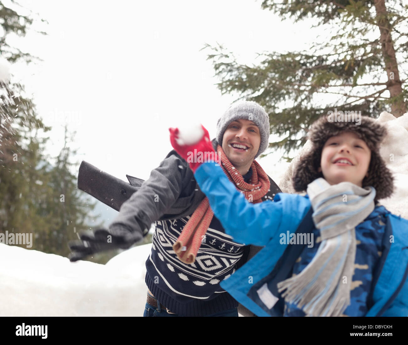 Vater und Sohn genießen Schneeball kämpfen Stockfoto