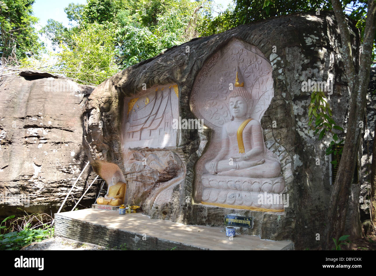 Buddha-Statue im Wat Tham Klong Phen Nongbualamphu in Fels gehauen. Stockfoto