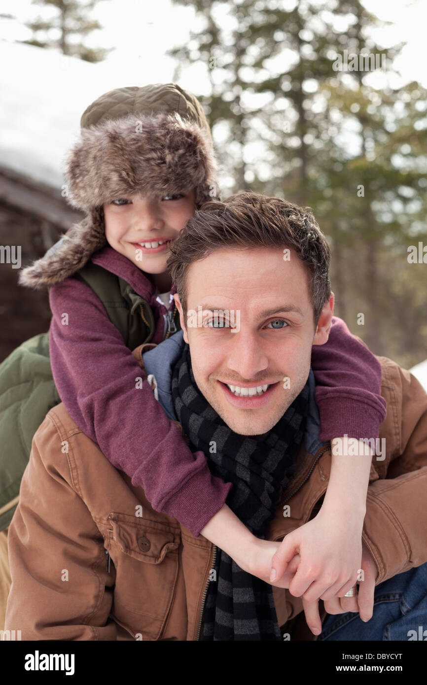 Porträt der glückliche Vater Sohn Huckepack hautnah Stockfoto