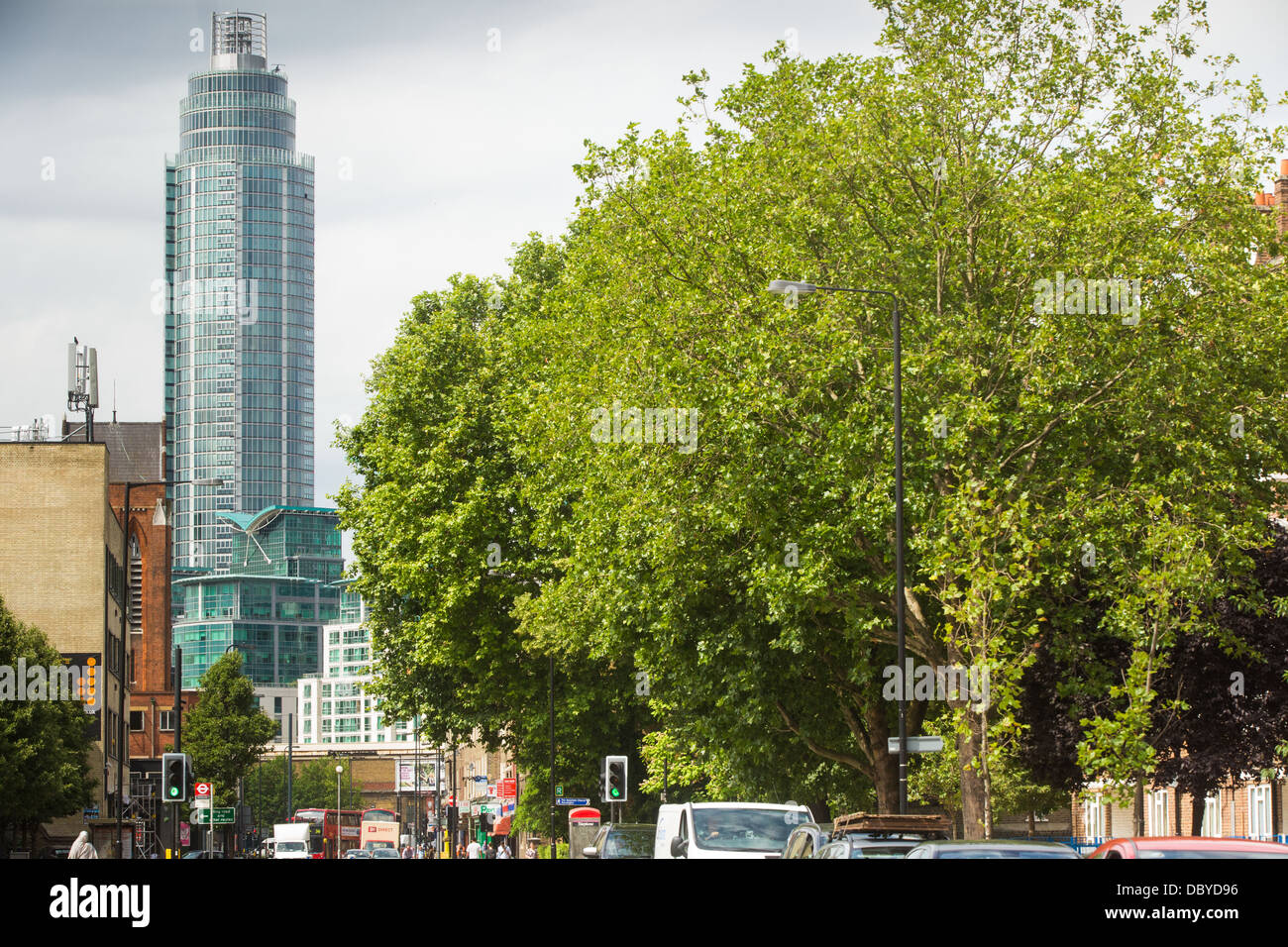 Vauxhall Kennington Lane mit St George Wharf Tower im Hintergrund Stockfoto