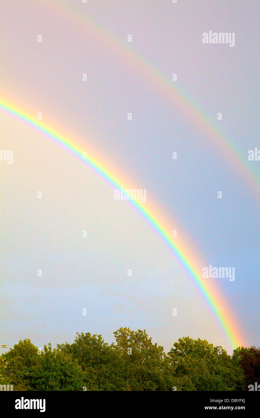 Regenbogen bei klarem Himmel über die englische Landschaft Stockfoto