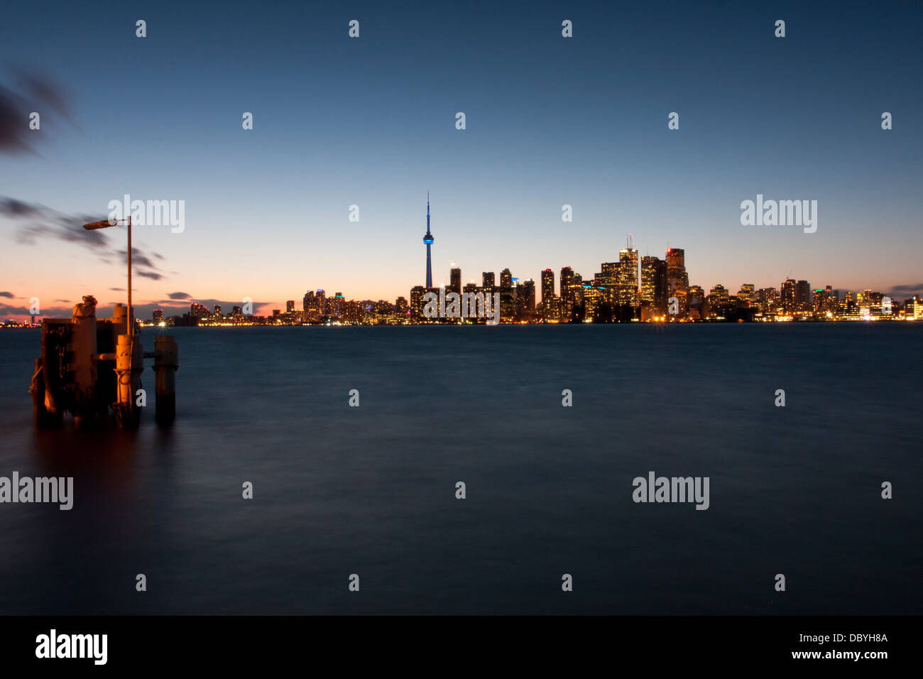 Toronto Skyline bei Nacht Ward Island Ferry Dock gesehen. Stockfoto