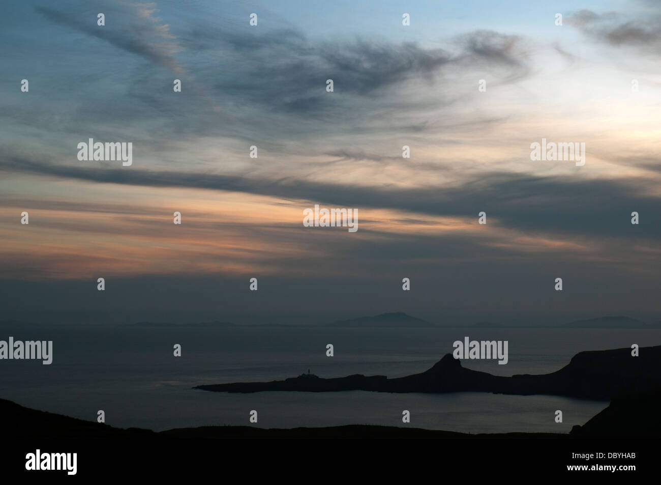 Sonnenuntergang über Neiss Punkt Duirinish Küste, Isle Of Skye, Schottland, UK.  Der Western Isles sichtbar in der Ferne. Stockfoto