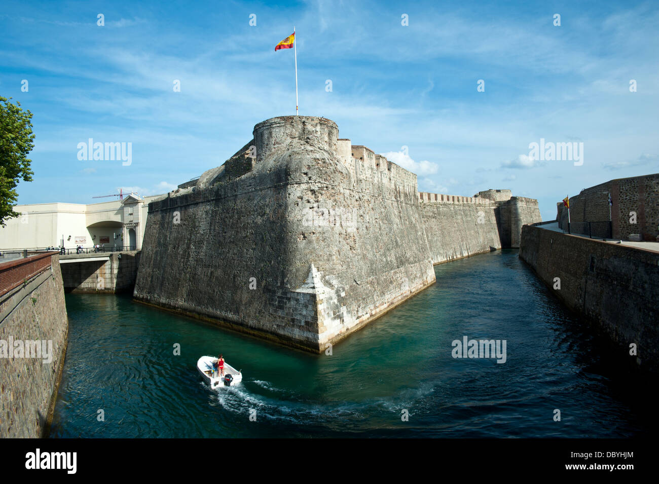 Defensive City Wall und Graben in der Landenge von spanische Enklave Ceuta. Spanien. Stockfoto