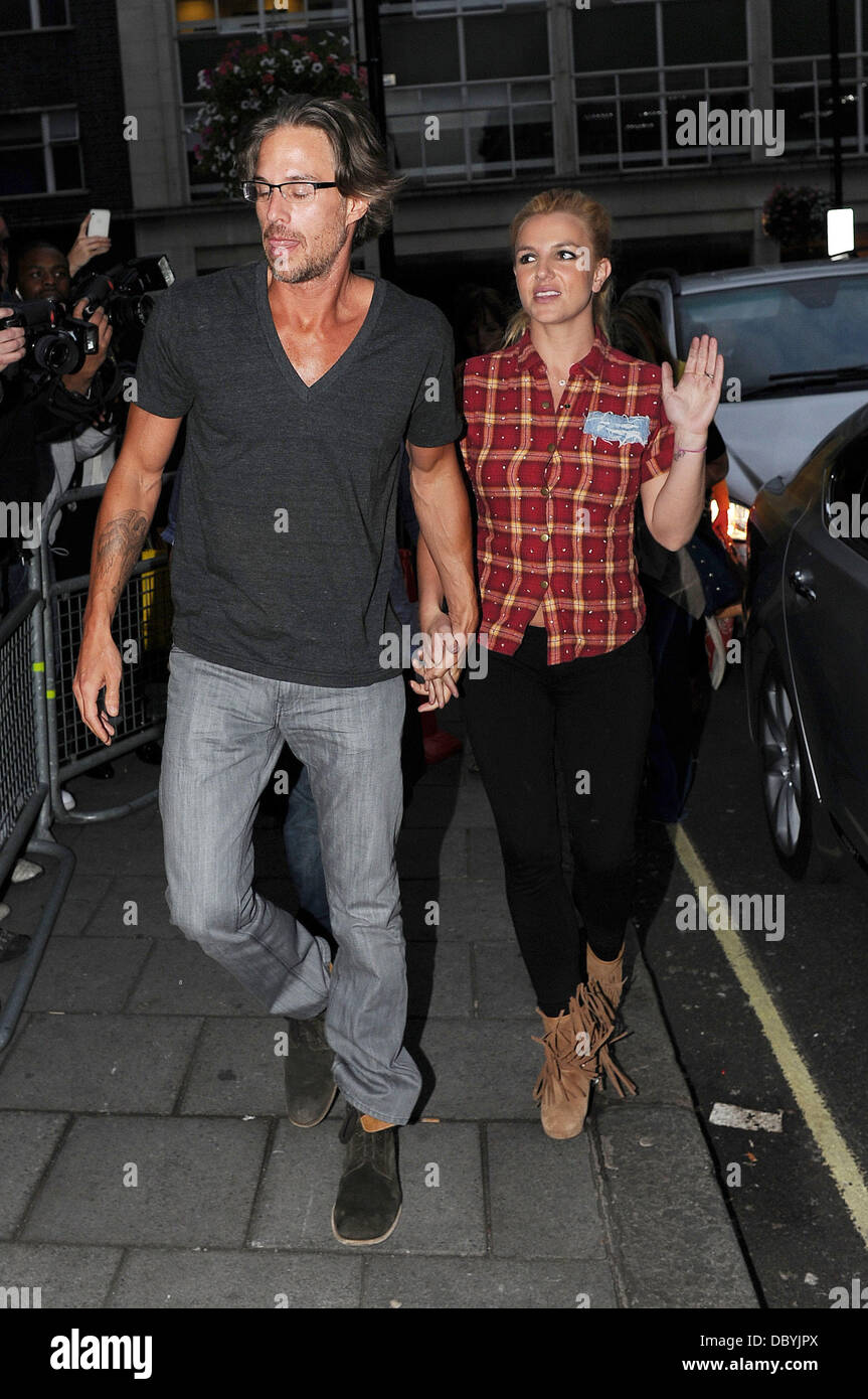 Britney Spears und Freund Jason Trawick außerhalb der BBC Radio One Studios London, England - 15.09.11 Stockfoto