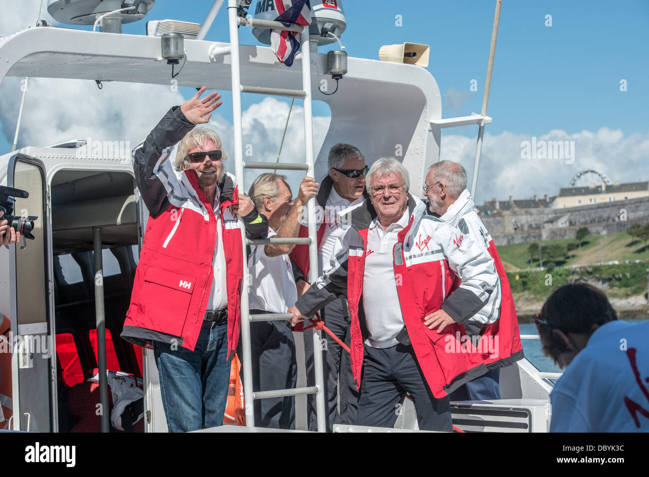 Sir Richard Branson ist mit seinem alten Virgin Atlantic II Blätter Plymouth und macht in Fowey Hafen Cornwall vereint. Stockfoto