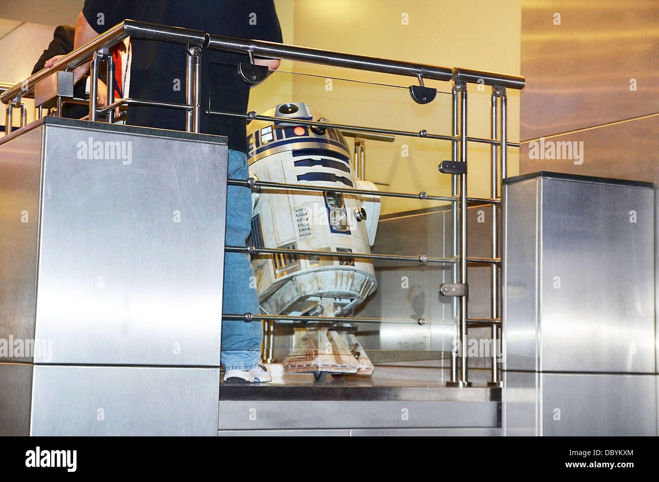 Star Wars-Roboter R2D2 ist gezwungen, einen Aufzug im BT Tower verwenden nach dem Kampf um zu machen, nach unten die Treppe nach der Film-Blu-Ray-Launch-Party. Vielleicht war er nicht die Droiden, die wir nach allen Star Wars Blu-Ray - Launch-Party gesucht Stockfoto