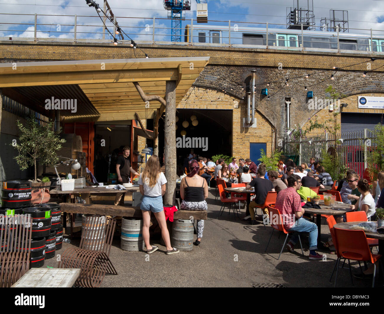 Menschen Essen in einem modischen Restaurant unter Bahnbögen in Hackney, London Fields, London, UK Stockfoto
