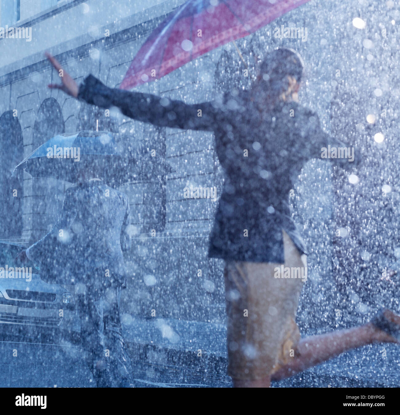 Geschäftsfrau, tanzen im Regen Stockfotografie Alamy