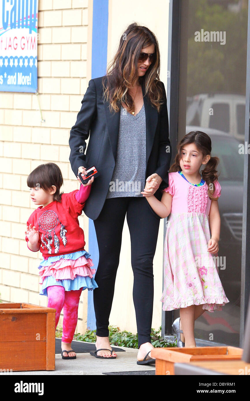 Eine schwangere Jackie Sandler mit ihren Töchtern Sadie und Sunny unterwegs in Beverly Hills Beverly Hills, Kalifornien - 17.09.11 Stockfoto