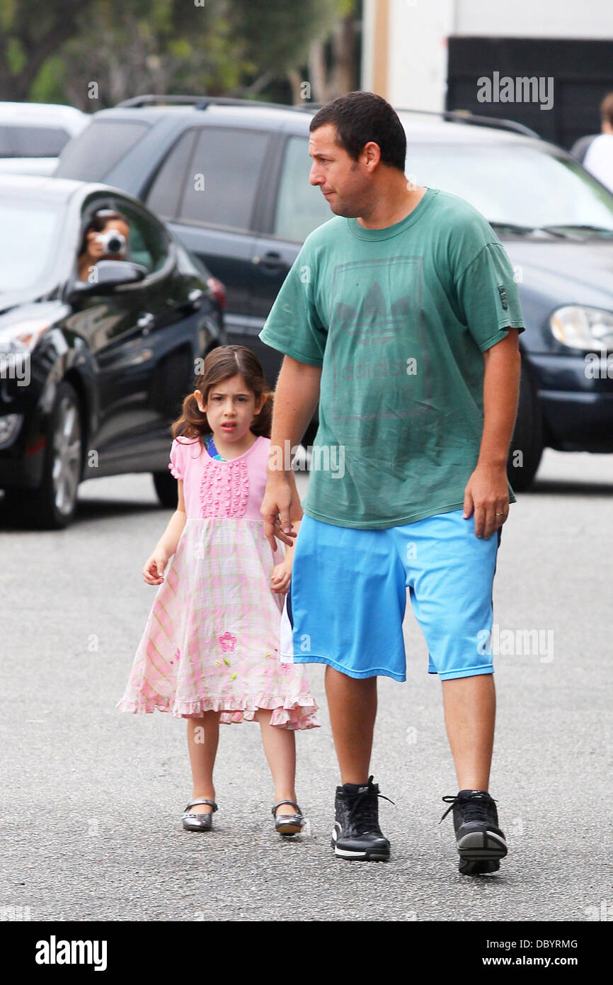 Adam Sandler und seine Tochter unterwegs in Beverly Hills Beverly Hills, Kalifornien - 17.09.11 Stockfoto