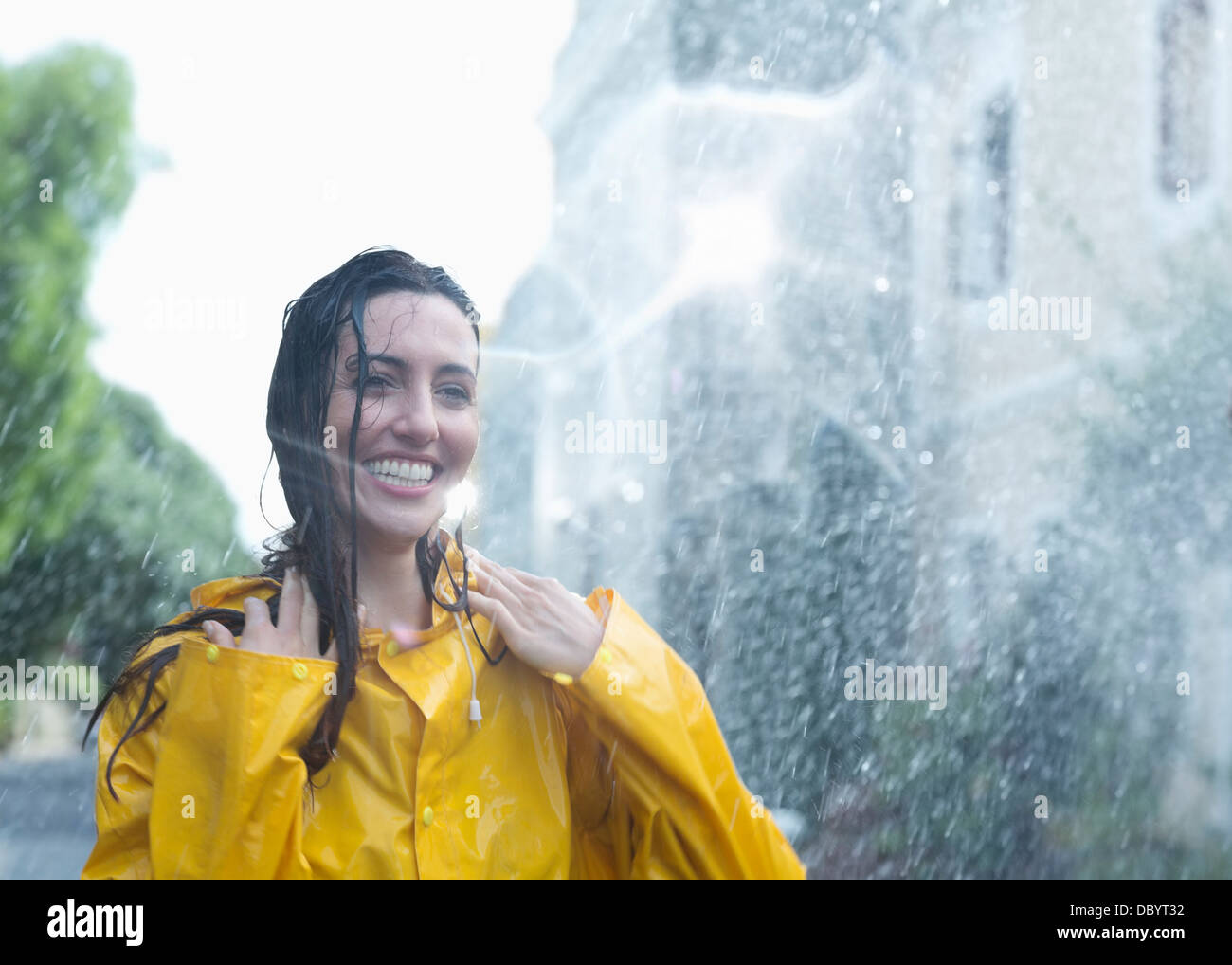 Begeisterte Frau im Regen stehen Stockfoto