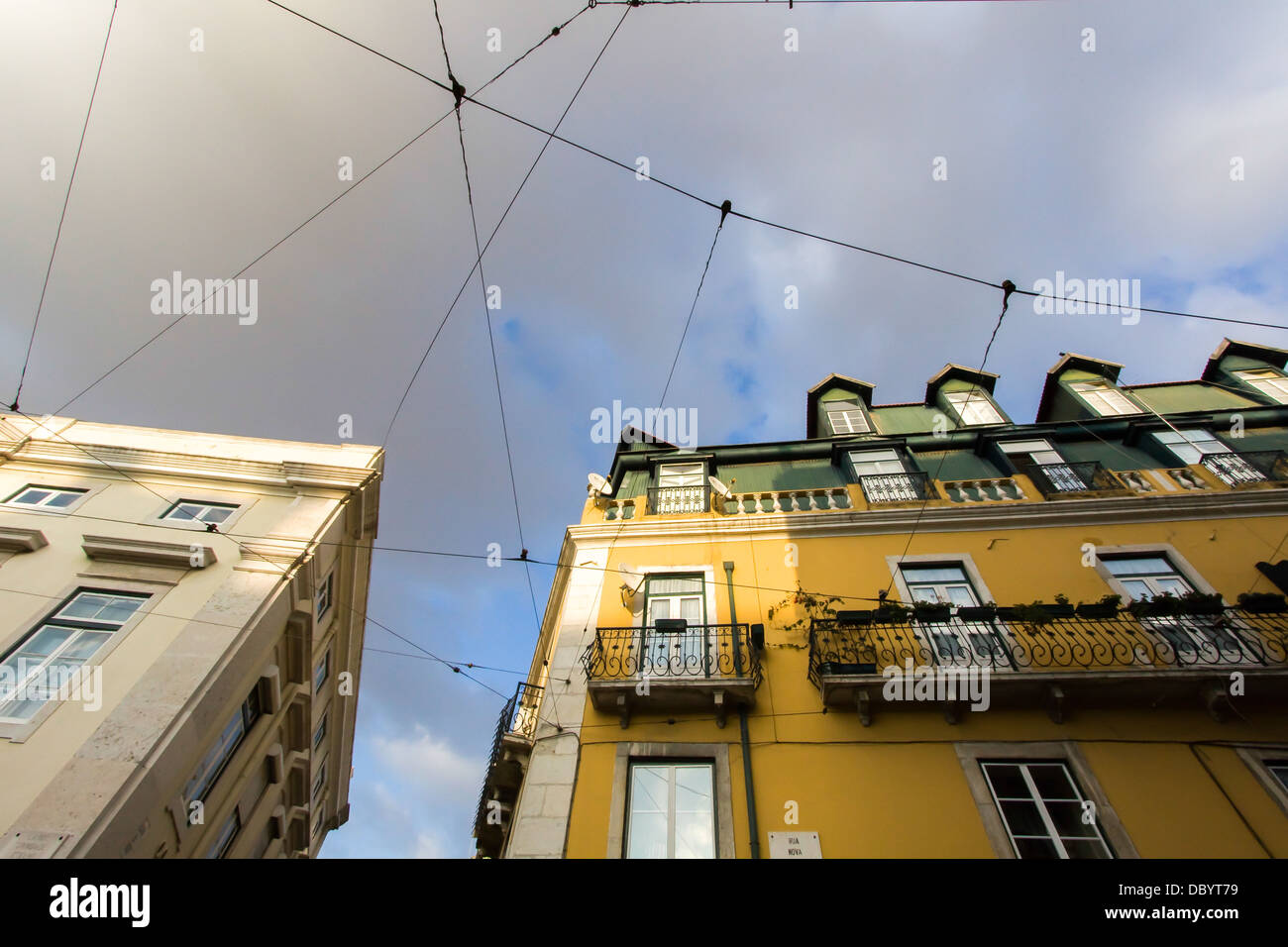 Häuser und Straßenbahn Kabel in Lissabon, Portugal. Stockfoto