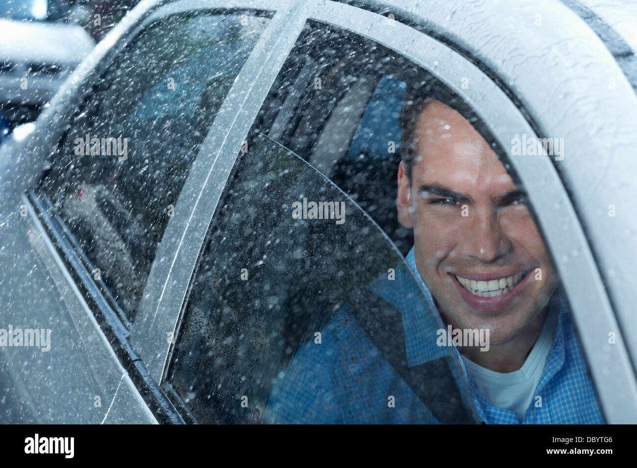 Porträt von lächelnden Mann in Auto Stockfoto