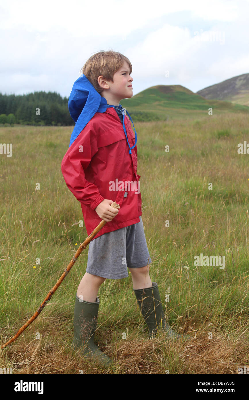 Junge in den schottischen Highlands Stockfoto