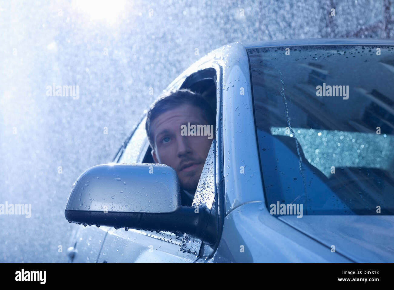 Geschäftsmann in Auto suchen Fenster bei Regen Stockfoto