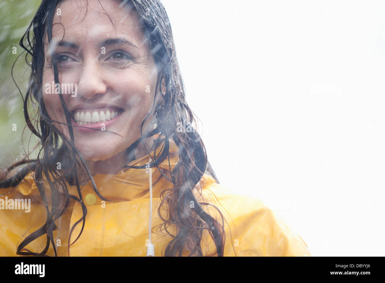 Lächelnde Frau in Regen Stockfoto