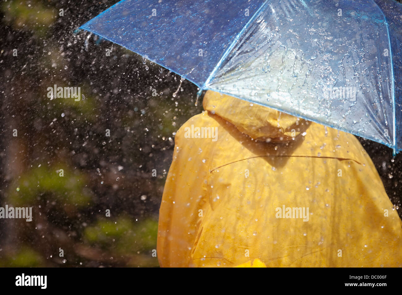 Frau unter Dach im Regen Stockfoto